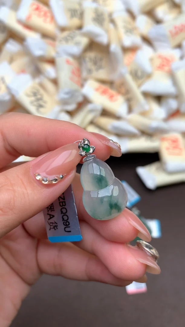 【闪购商品】翡翠挂件18K金镶嵌 —