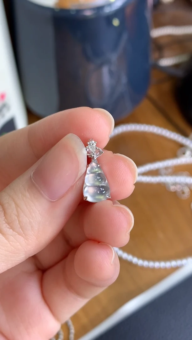 颈饰18K金镶嵌翡翠豆子滴溜