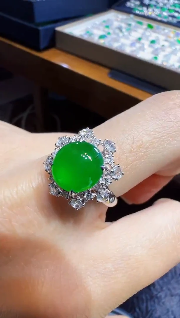 18K金镶嵌戒指翡翠蛋面