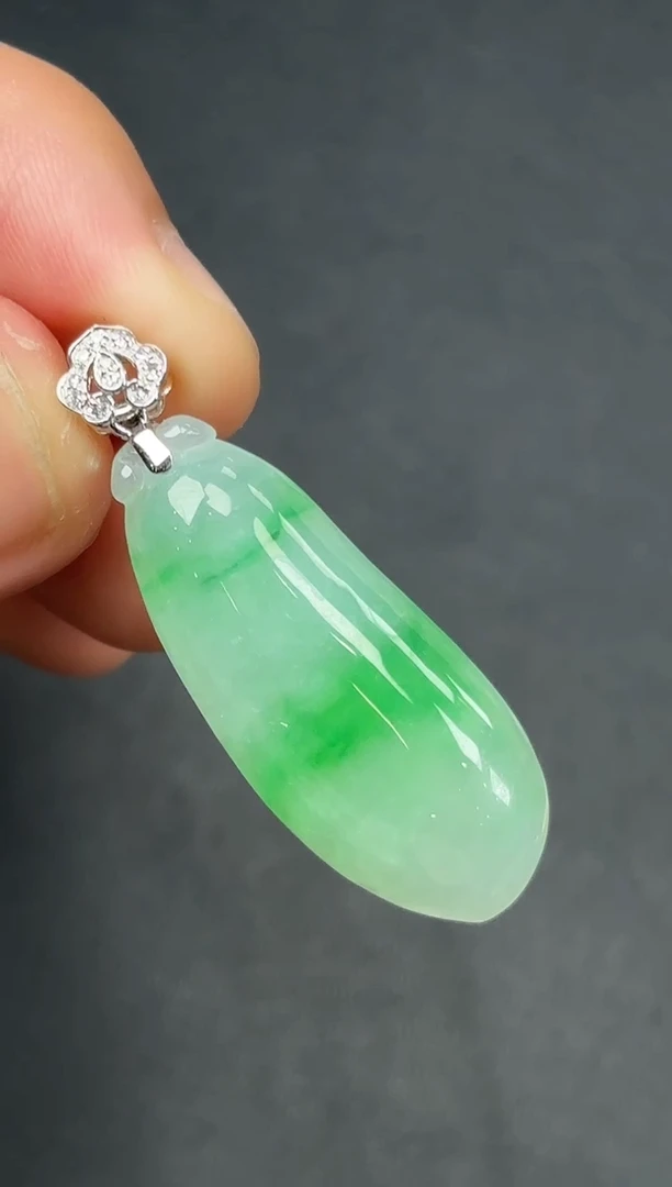 18K金镶嵌挂件翡翠福瓜