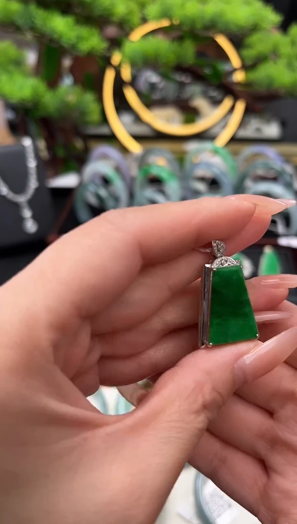 颈饰18K金镶嵌翡翠吊坠