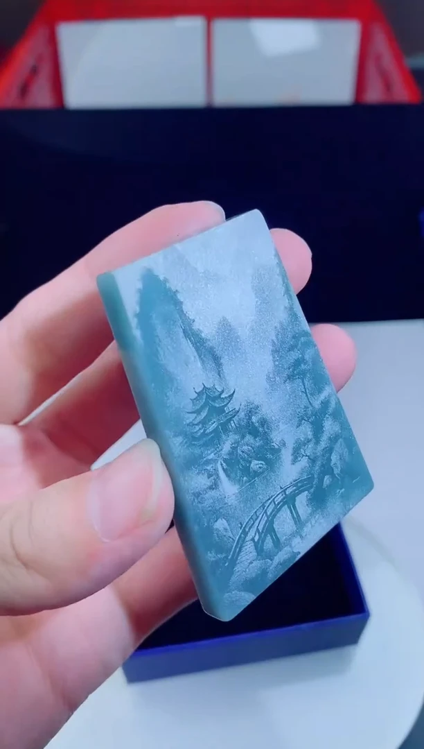 颈饰未镶嵌翡翠   `
