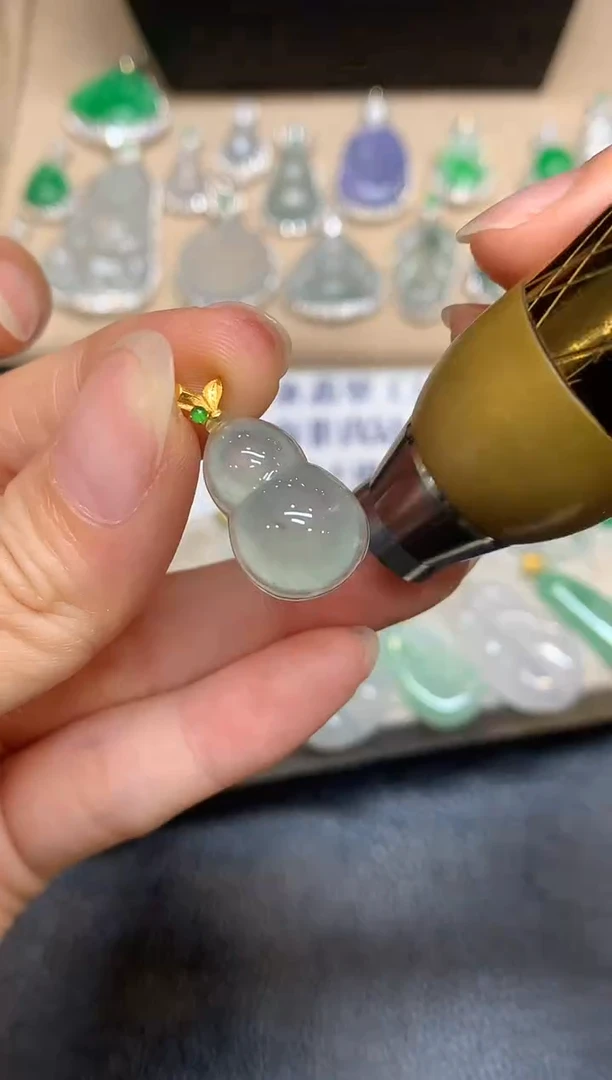 颈饰18K金镶嵌翡翠葫芦【无服务费