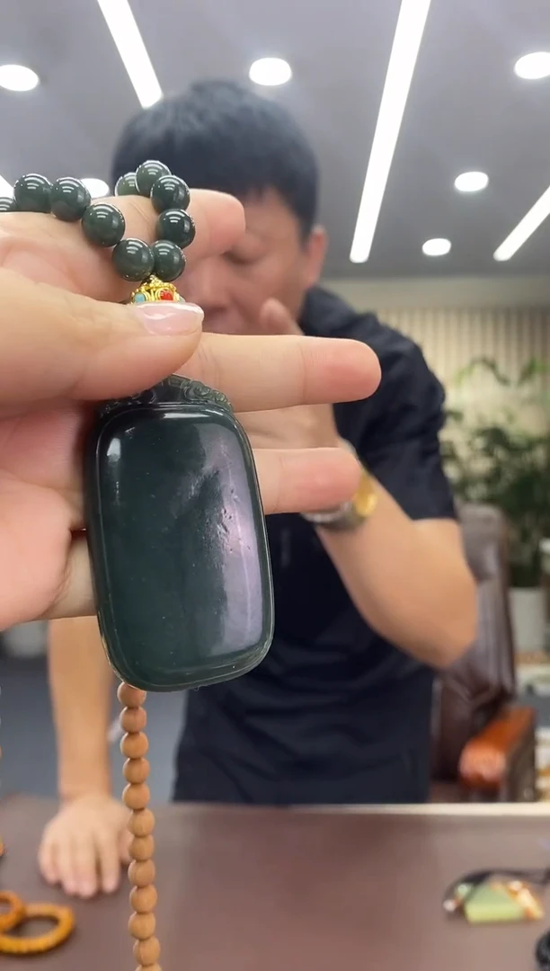 颈饰未镶嵌透闪石质玉吊坠