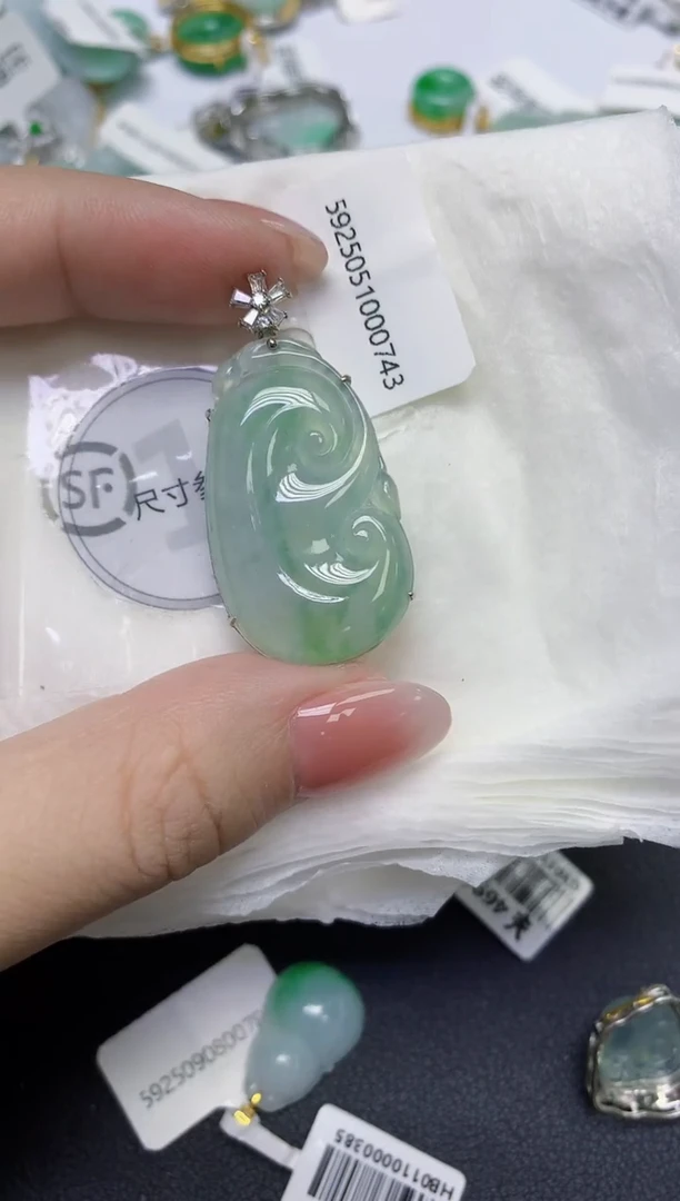 颈饰18K金镶嵌翡翠天然缅甸翡翠A货多样性发一件