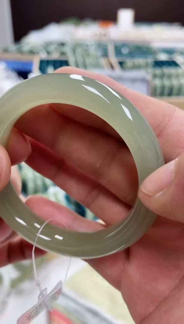 和田玉手镯未镶嵌，和田玉手镯