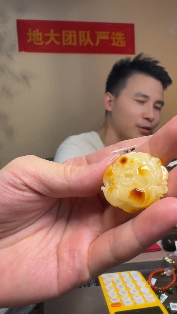 未镶嵌吊坠(不含链)琥珀蜜蜡牡丹花雕刻件吊坠