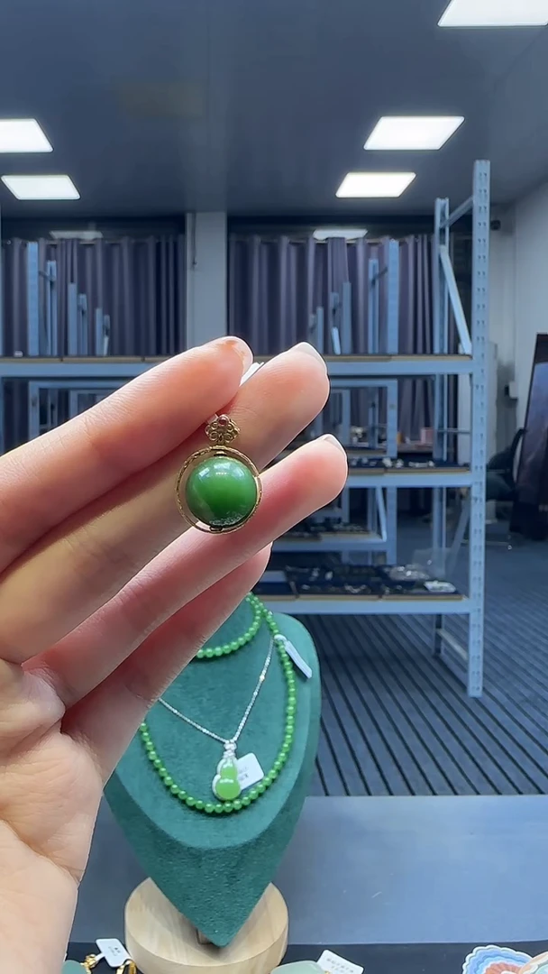 18K金镶嵌和田玉挂件1