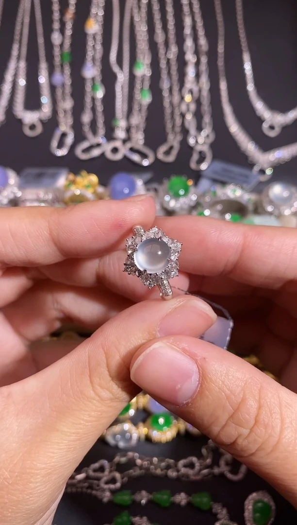 颈饰18K金镶嵌翡翠戒指