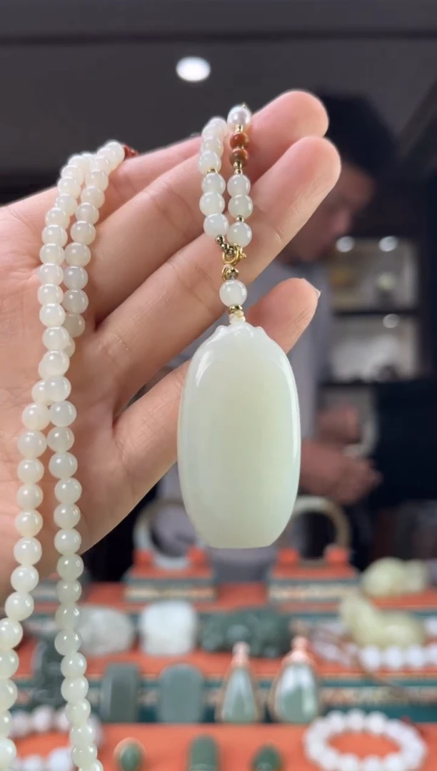 和田玉未镶嵌颈饰佩佩