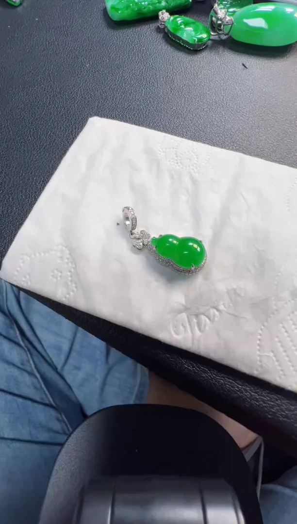 吊坠(不含链)18K金镶嵌翡翠小**学8500