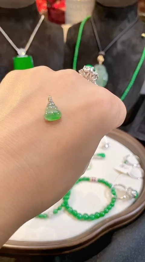 翡翠18K金镶嵌吊坠(不含链)葫芦吊坠