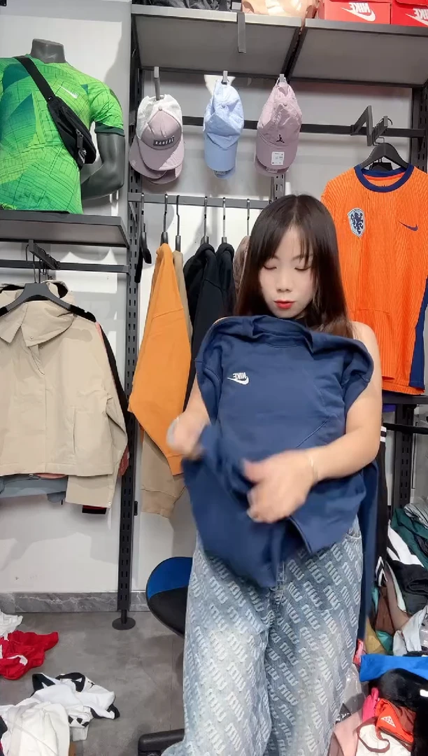 1284  编码 耐克卫衣服饰过款为准 尺码S
