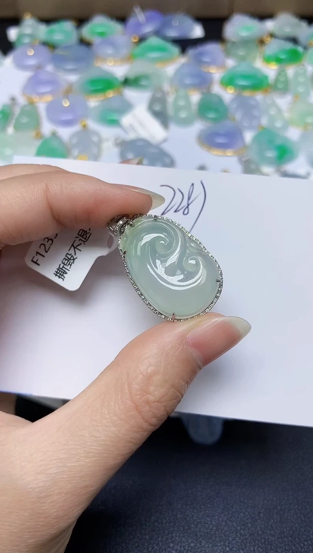 翡翠18K金镶嵌颈饰天然缅甸翡翠A货