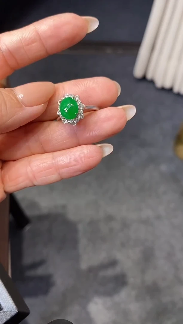 18K金镶嵌戒指翡翠戒指