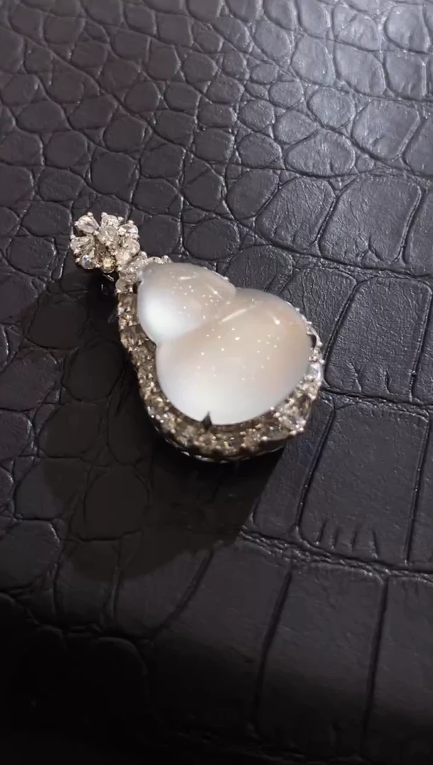 颈饰18K金镶嵌翡翠?**?买断 不退不换