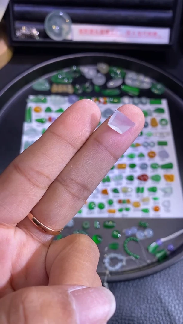 未镶嵌挂件翡翠切割