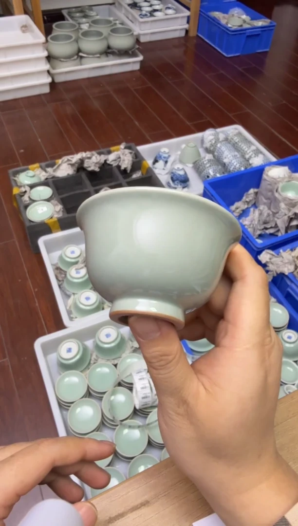 杯子微瑕吸烟豆青压手杯