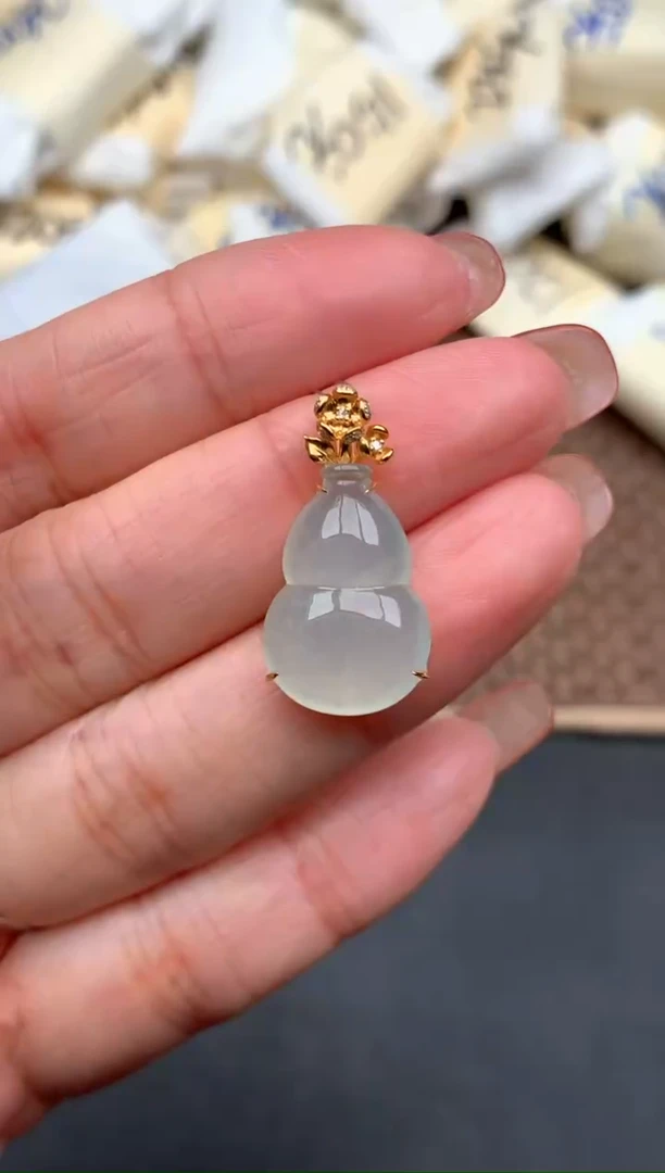 18K金镶嵌挂件翡翠1