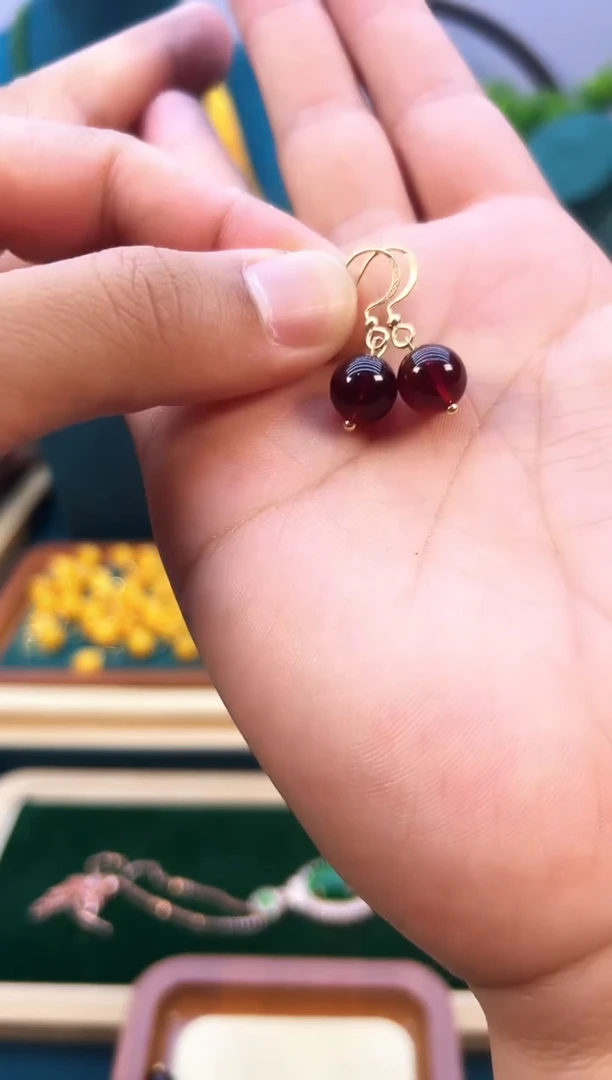 14K金镶嵌血珀耳饰         E29