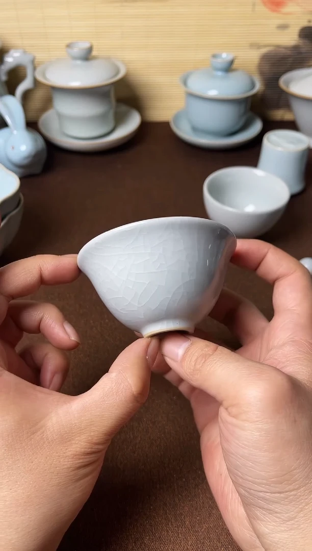 微微瑕-云雾月白釉鸡心斗笠杯杯