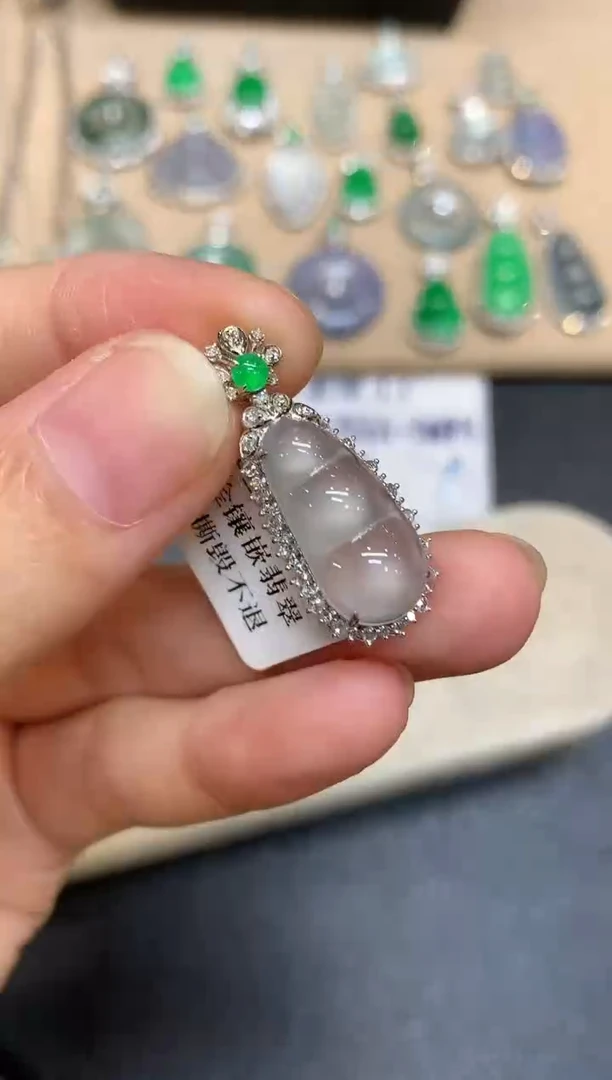 颈饰18K金镶嵌翡翠福豆【无服务费【48小时鉴赏期】