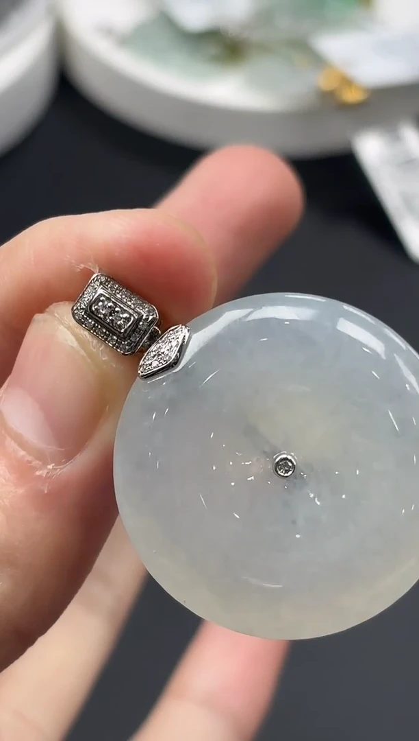 18K金镶嵌挂件翡翠平安扣