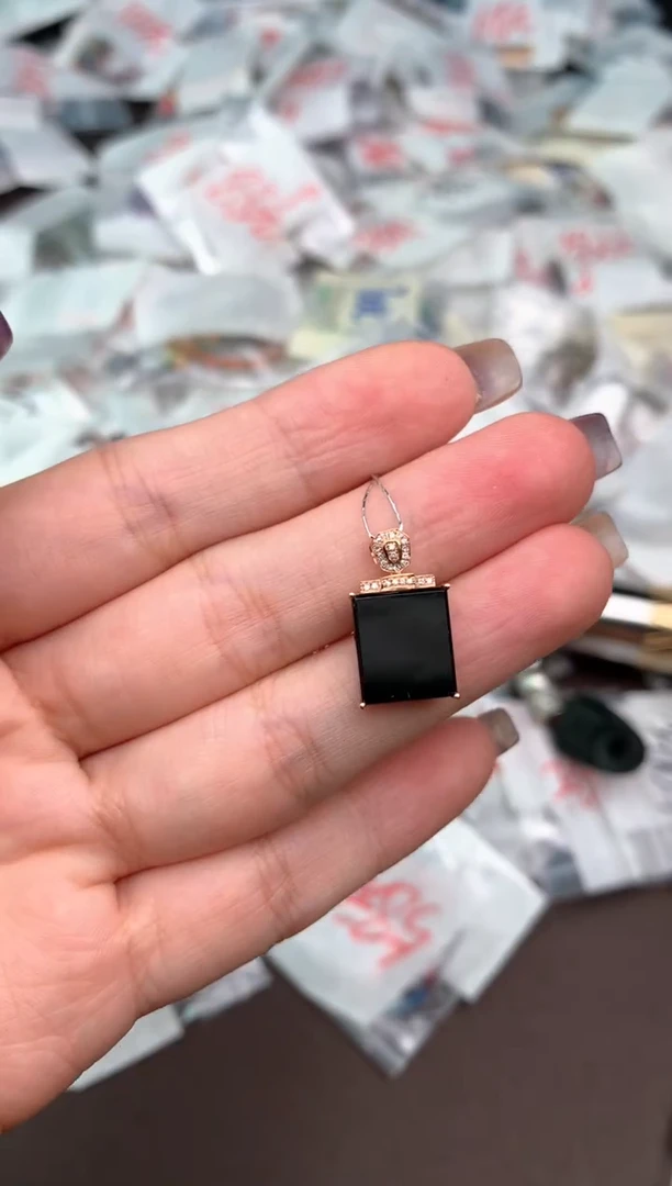 翡翠挂件18K金镶嵌—