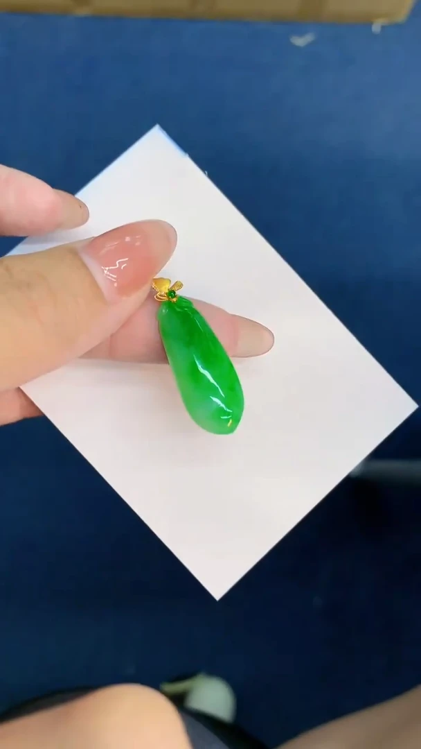 翡翠18K金镶嵌颈饰           1