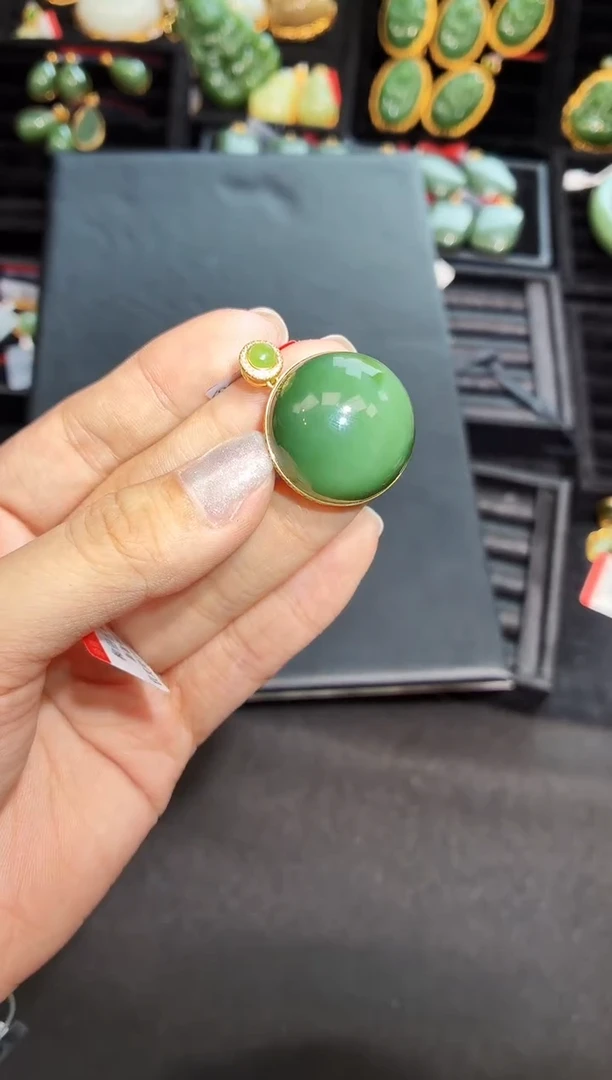 吊坠(赠链)18K金镶嵌和田玉30MM多样性发一