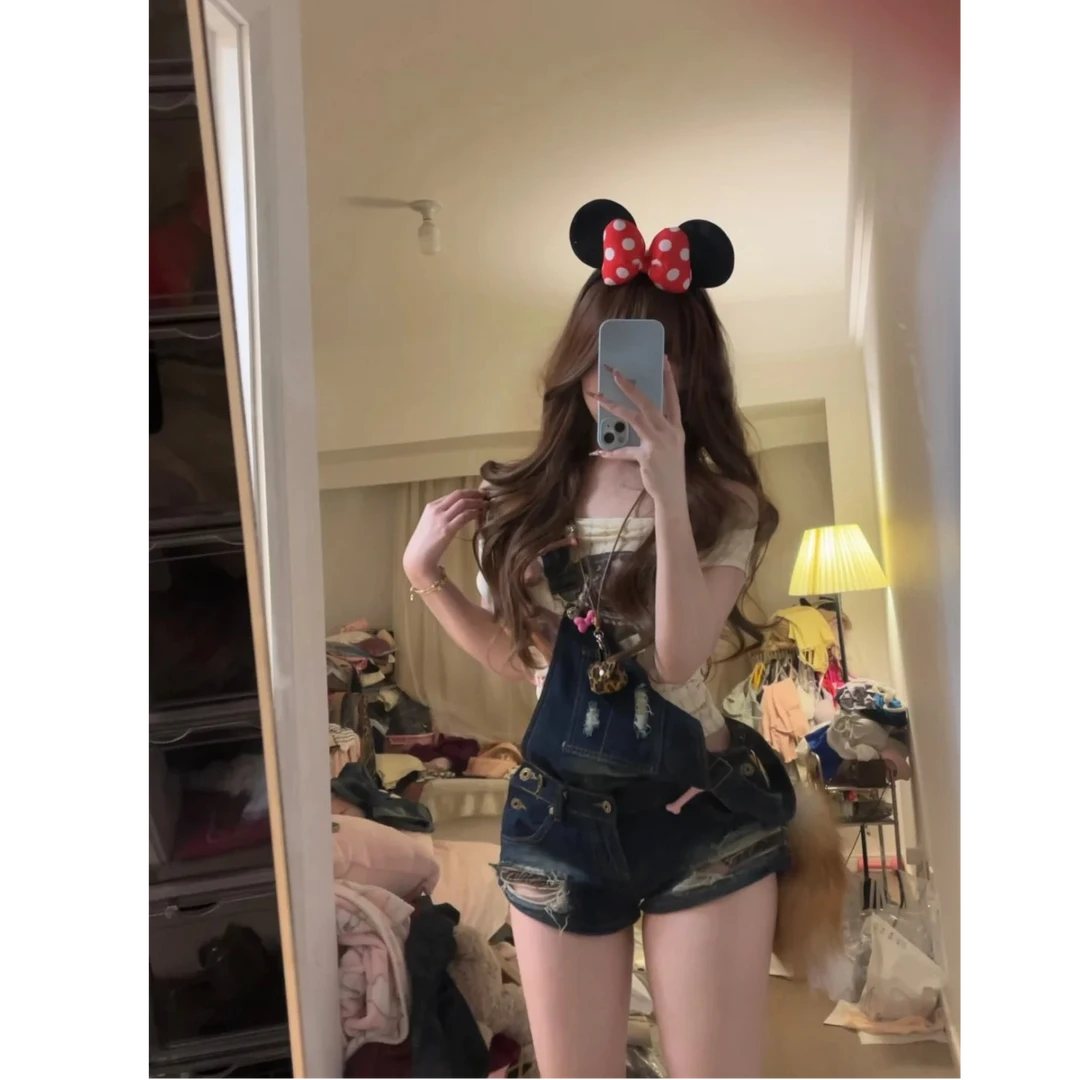 法式设计感时尚修身性感上衣女配纯欲性感辣妹磨破洞牛仔背带短裤