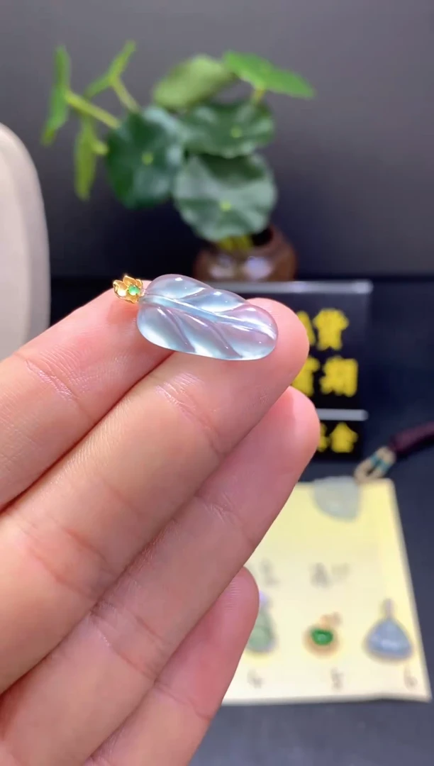 翡翠18K金镶嵌颈饰翡翠吊坠