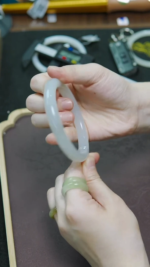 未镶嵌手镯和田玉61圈口胖圆条冰烟紫