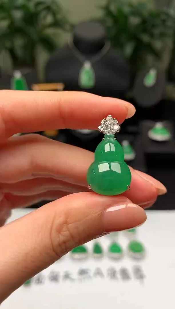 颈饰18K金镶嵌翡翠葫芦