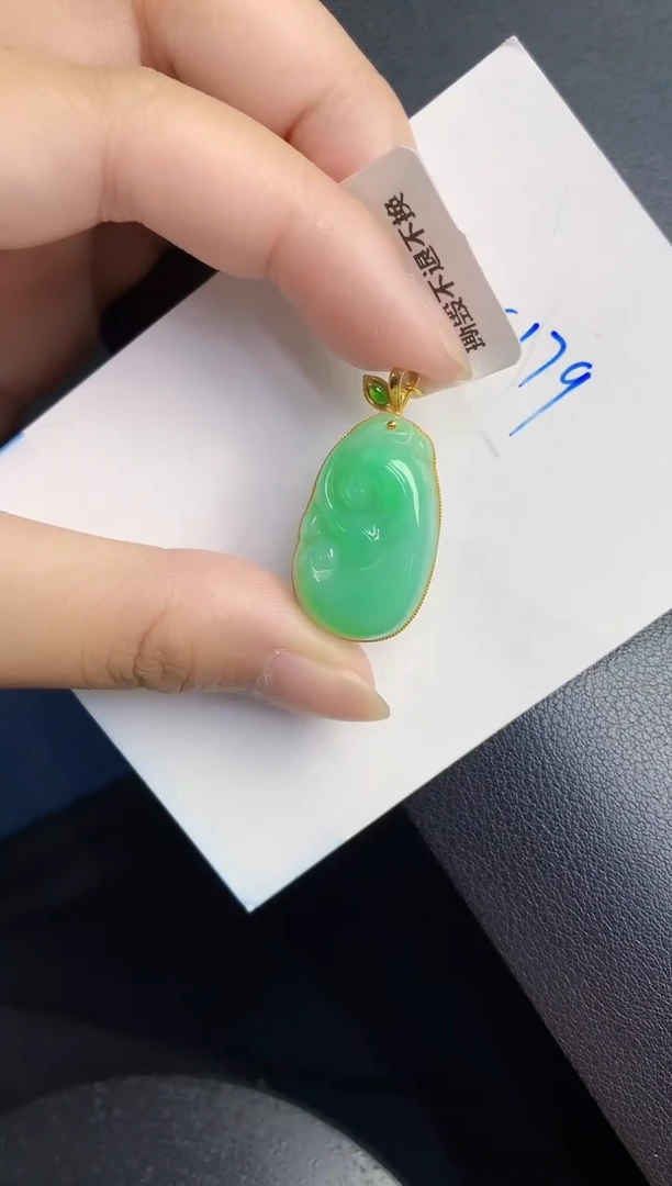 翡翠18K金镶嵌颈饰000000000