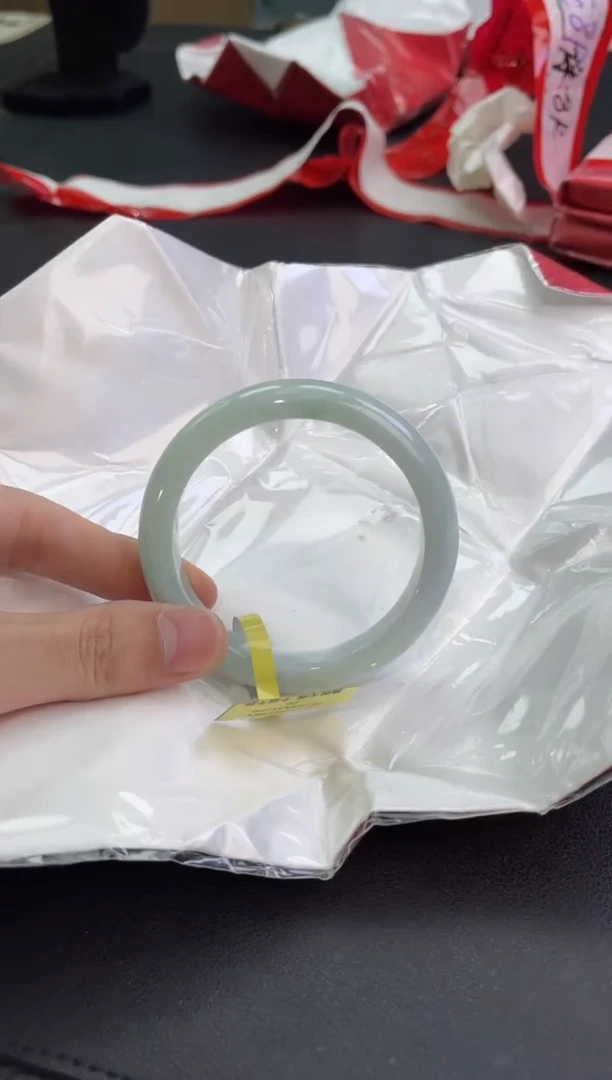 翡翠手镯未镶嵌翡翠手镯