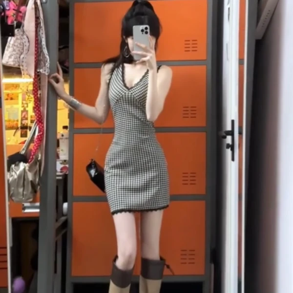 2025夏季新款黑色格子气质收腰V领连衣裙女格纹包臀短裙女410-3