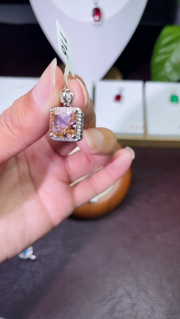 合金颈饰合成钻石芬达吊坠