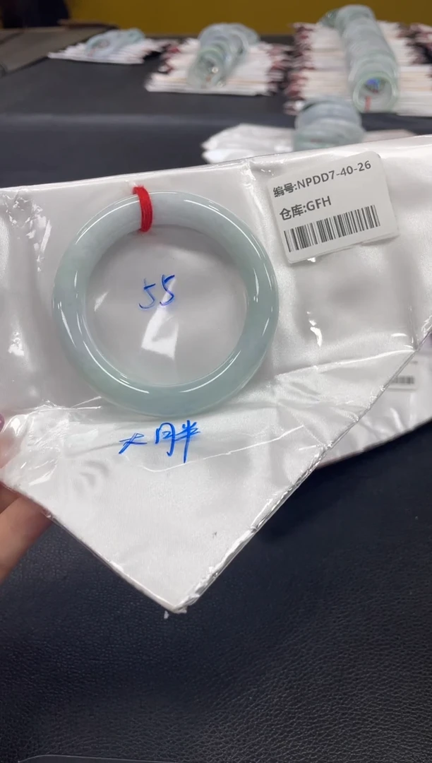 翡翠手镯未镶嵌翡翠手镯