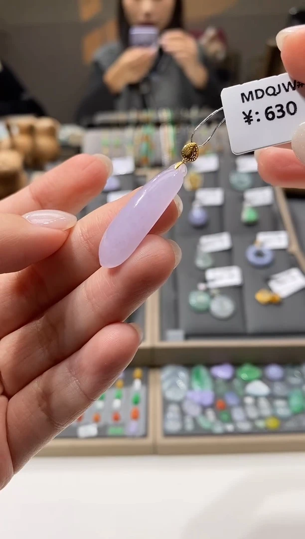 颈饰18K金镶嵌翡翠福瓜