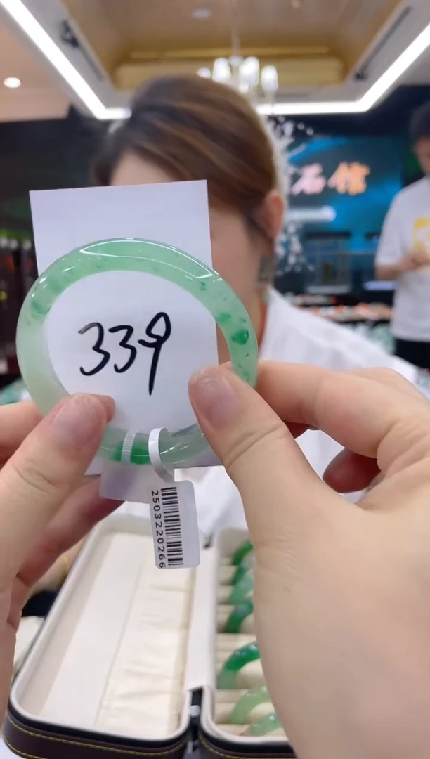 石英质玉（非洲翠）手镯未镶嵌天然冰飘花