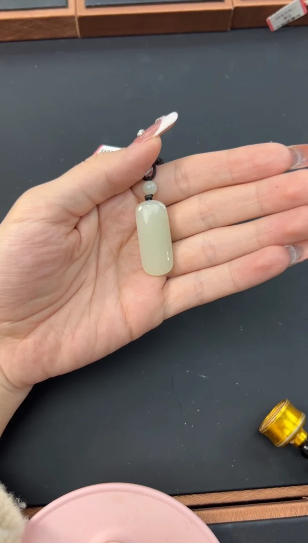 【闪购商品】和田玉吊坠(赠链)未镶嵌且末微色差迪克兰吊坠