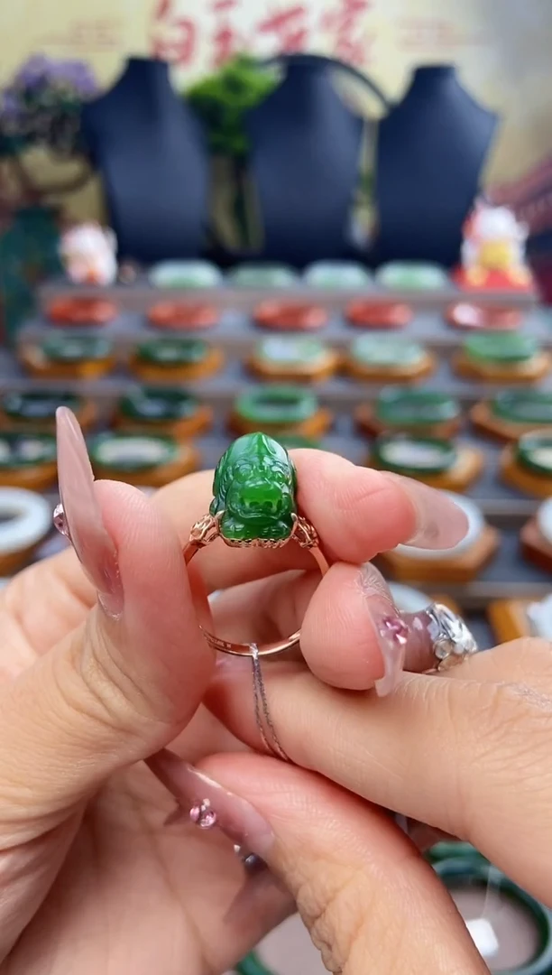 18K金镶嵌戒指和田玉18K金碧玉貔貅戒指