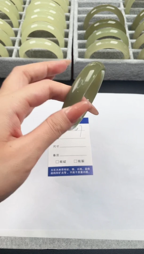 未镶嵌手镯石英质玉湖水绿63/64