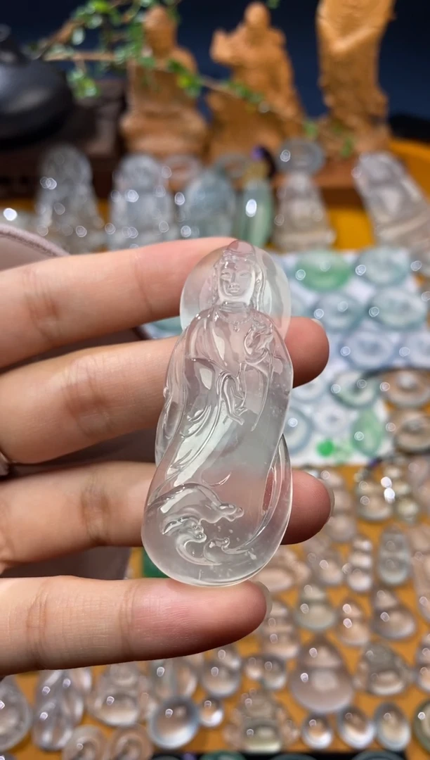 翡翠未镶嵌颈饰观音
