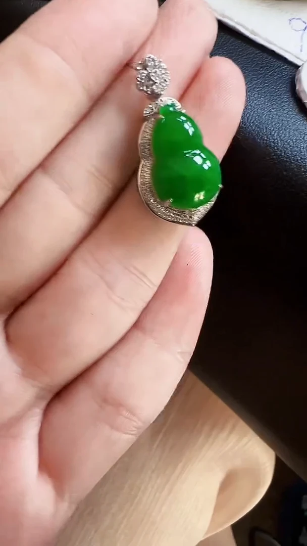 颈饰18K金镶嵌翡翠d****t葫芦
