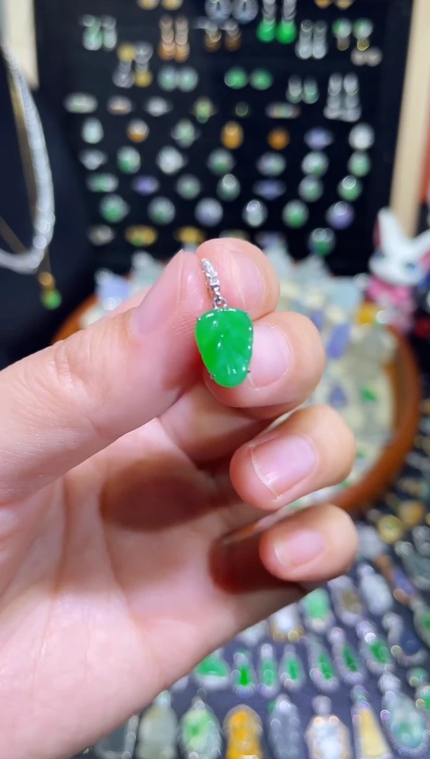 翡翠18K金镶嵌颈饰万能扣满绿叶子提溜