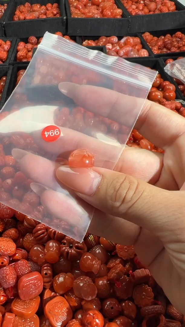 南红玛瑙未镶嵌颈饰1