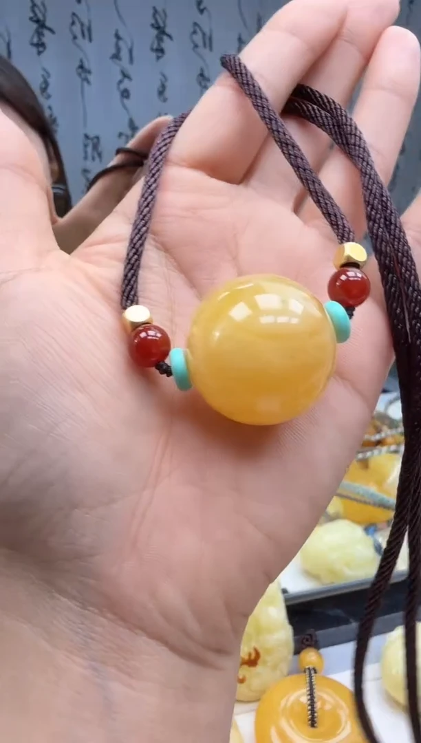 未镶嵌琥珀裸石如图