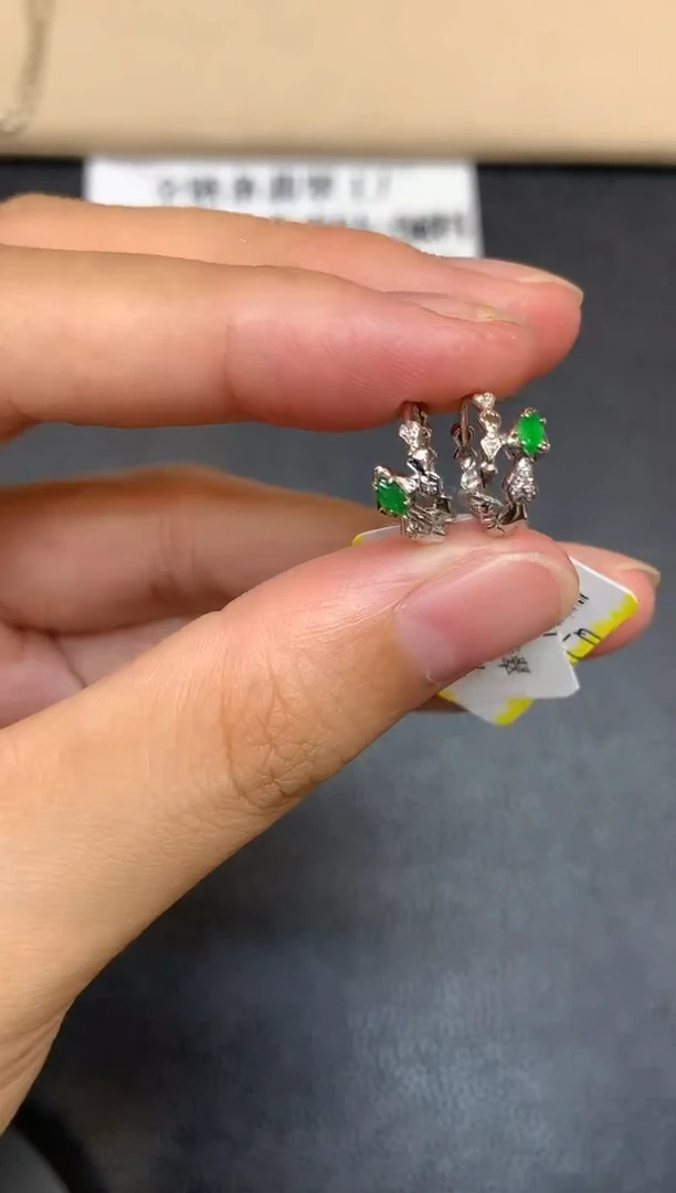 18K金镶嵌翡翠耳饰随形【无服务费